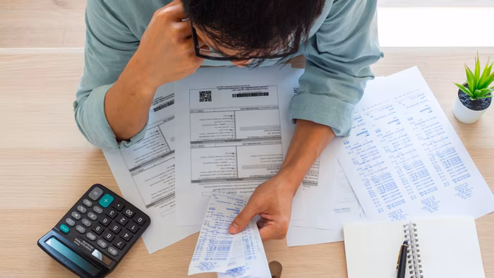 Pay Off Debt or Invest? Here&#8217;s How You Should Prioritize